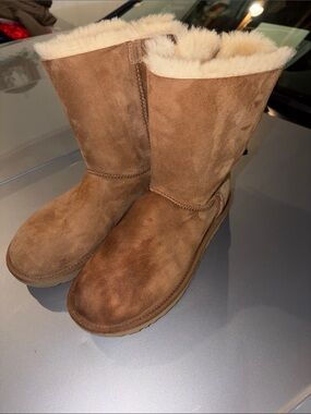 Ugg Bailey stained right shoes 10US bow back Sheerling lined make offer